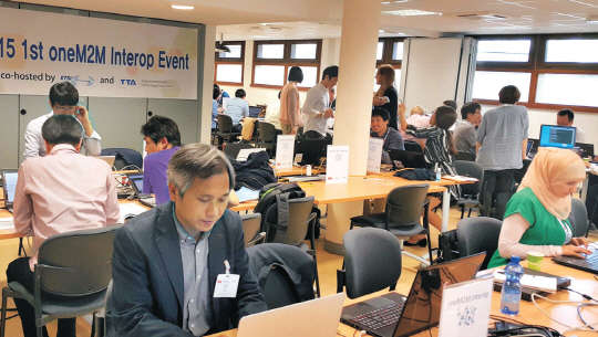 LG유플러스는 프랑스 파리에서 지난 14일부터 3일 동안 열린 '원엠투엠 상호호환성 검증 행사'에 참가해 사물인터넷 기기와 플랫폼 간 검증 테스트를 마쳤다. 현지 행사 참가자들이 다양한 IoT 기기를 테스트하고 있다.      LG유플러스 제공